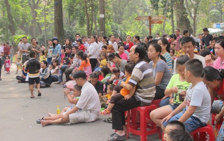 Đông nghẹt người tại các điểm vui chơi, giải trí lễ 2/9 ảnh 1